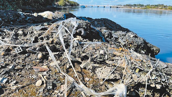台南市二仁溪畔电子废弃物迄今仍未清理，台南社大环境行动小组呼吁政府赶快清除，不要再拖了。（曹婷婷台南传真）