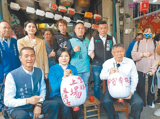 民眾党主席柯文哲（前右）到云林县北港朝天宫参拜，强调要努力做事才能成为总统大选关键势力。（张朝欣摄）