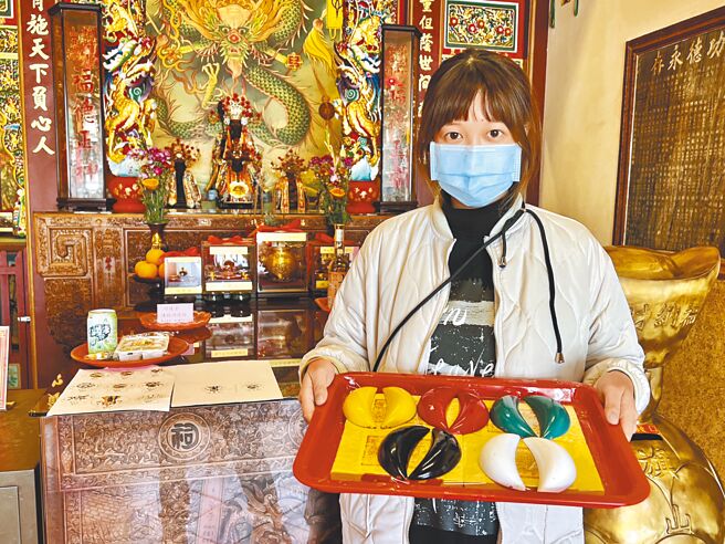 疫情趋缓，各行各业拚经济，旗山福德祠土地公也特地于今年福德正神圣诞举办趣味性5色「乞龟掷筊比赛活动」，让信眾带回金龟庇佑财运亨通。（林雅惠摄）