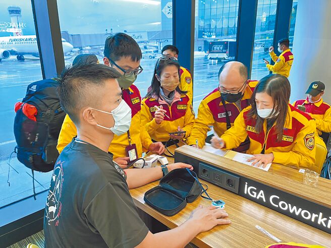 台湾搜救队完成土耳其震灾阶段性救灾工作，高雄医学大学附设纪念医院派遣跟随屏东特搜队前往支援的医护人员，15日晚间与搜救队一起返台。（高雄医学大学附设中和纪念医院提供／杨舒婷高雄传真）