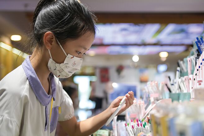 大陆国内的各式文具价格越来越高，产生「文具贵族」现象，一只自动铅笔售价，甚至可达到69元（人民币，约303元台币）。图为一名学生在安徽合肥一商场内选购文具。 （新华社）