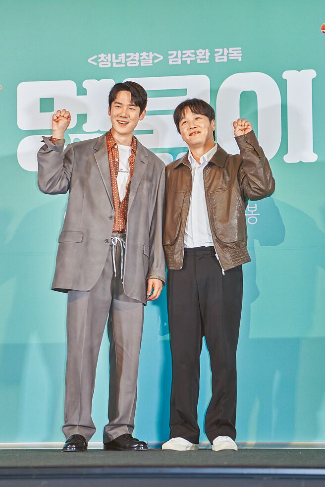 柳演锡（左）、车太铉日前为主演电影《超完美狗保姆》造势。（采昌提供）