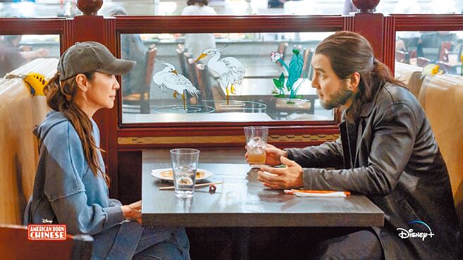 杨紫琼（左）和饰演「孙悟空」的吴彦祖有不少对手戏。（摘自Disneyplus IG）