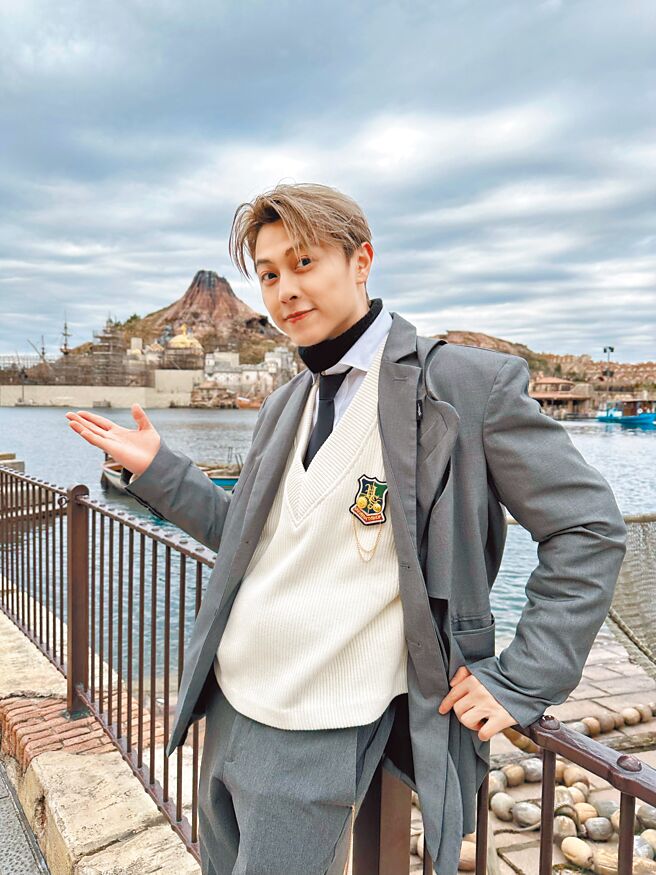 王子日前扮高校生到東京迪士尼海洋。（喜鵲娛樂提供）