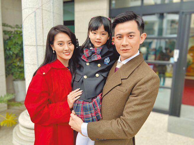 曾子益（右）、顏晓筠（左）抱《市井豪门》中的女儿开心合影。（民视提供）