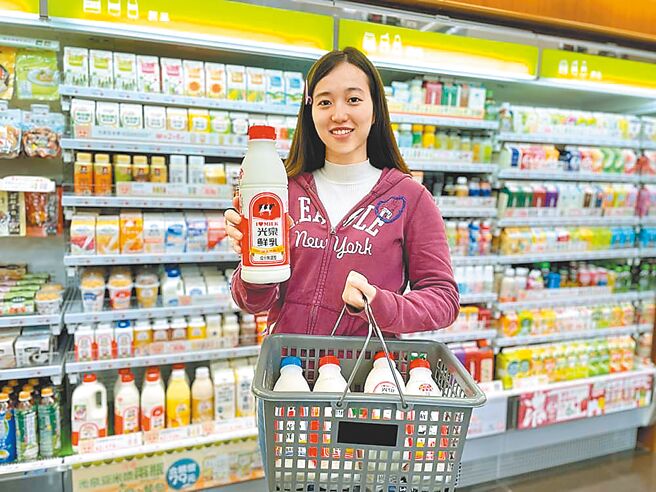 莱尔富3月7日前在APP内的整买零取祭出饮品5.5折起优惠，光泉鲜乳936mL平均单瓶不到89元。（莱尔富提供）