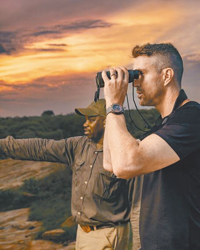 宇舶表品牌大使Kevin Pietersen佩戴Big Bang Unico SORAI犀牛灰限量表，在南非克鲁格国家公园执行保育工作。（HUBLOT提供）
