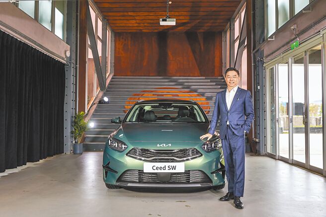 台湾森那美起亚总裁李昌益宣布欧洲智慧油电跑旅Kia Ceed Sportswagon MHEV规格升级不加价，售价维持109.8万元。（台湾森那美起亚提供）