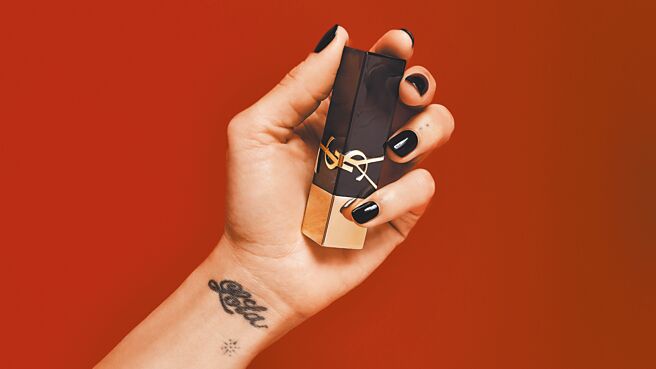 SOGO忠孝／復兴馆YSL奢华缎面釉惑唇膏，1550元。（SOGO提供）