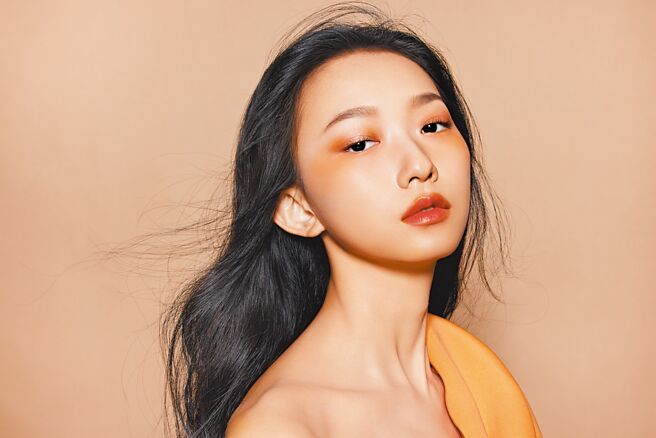 今年春夏妆容走「温柔粉姜风」，在甜美粉色中揉合橙色的温暖。（SOGO提供）