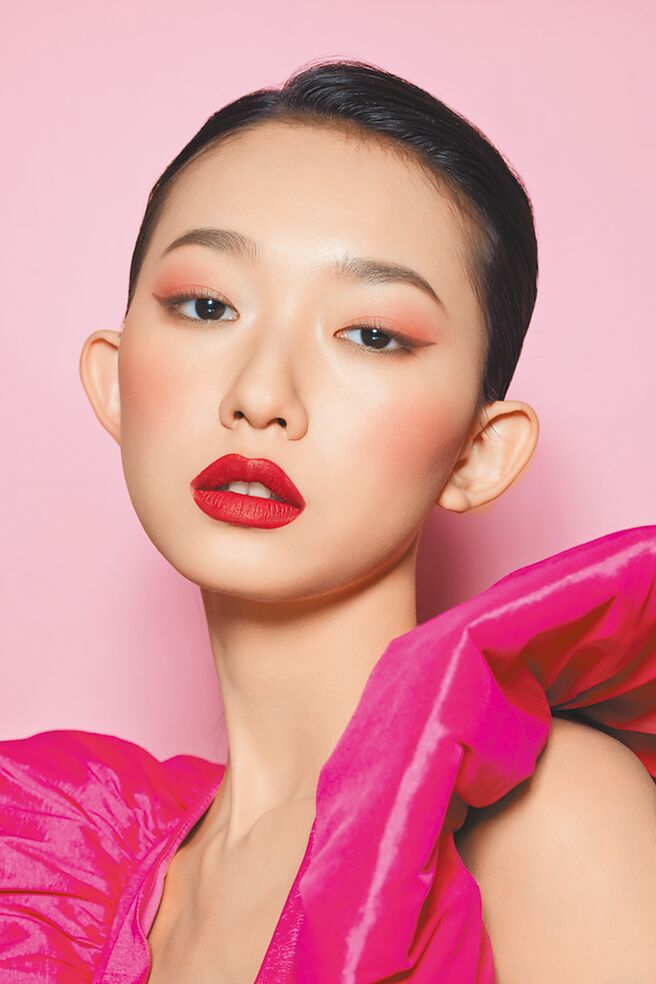 今年春夏彩妆大復活，此为桃色诱惑妆容，格外甜美。（SOGO提供）