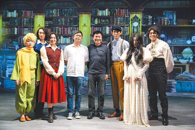 作家罗智成（右四）与《迷宫书店》红然剧场演员合影。（张铠乙摄）