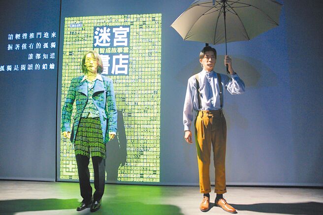 《迷宫书店》沉浸式剧场表演，观眾随着翻开的书进入书中世界。（张铠乙摄）