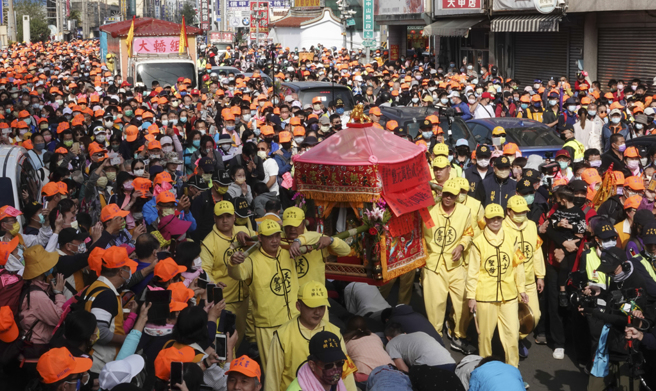 有名小腿萎缩的阿伯蹒跚步伐落后队伍太多，导致晚间时刻还独自一人在行走，热心的货车司机遇见也开着大灯帮忙照路。（示意图/黄子明摄）