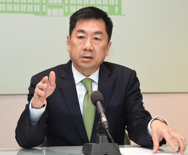 陈宗彦被爆11年前任职台南市府期间，多次接受业者性招待，晚间传出决定请辞行政院发言人。（季志翔）