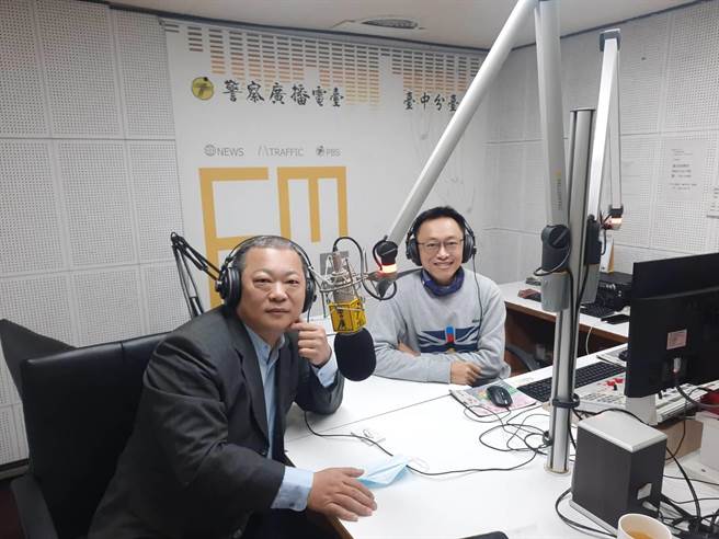 清水警分局长周俊铭日前上广播，透过轻松口吻，针对目前重要警政工作「打诈」与「防窃」进行精辟讲解。（清水警分局提供／陈淑娥台中传真）