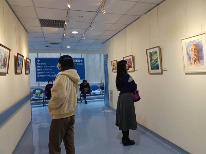 童醫院讓民眾在等待看診的時間，只要一轉身就能可以觀賞各種藝術展覽，藉此撫平緊張的情緒。（童醫院提供）