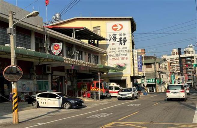 外埔分驻所改善前袖招在长期风吹日晒雨淋下，外观毁损亮度不足，难以发挥其功能。（警方提供）