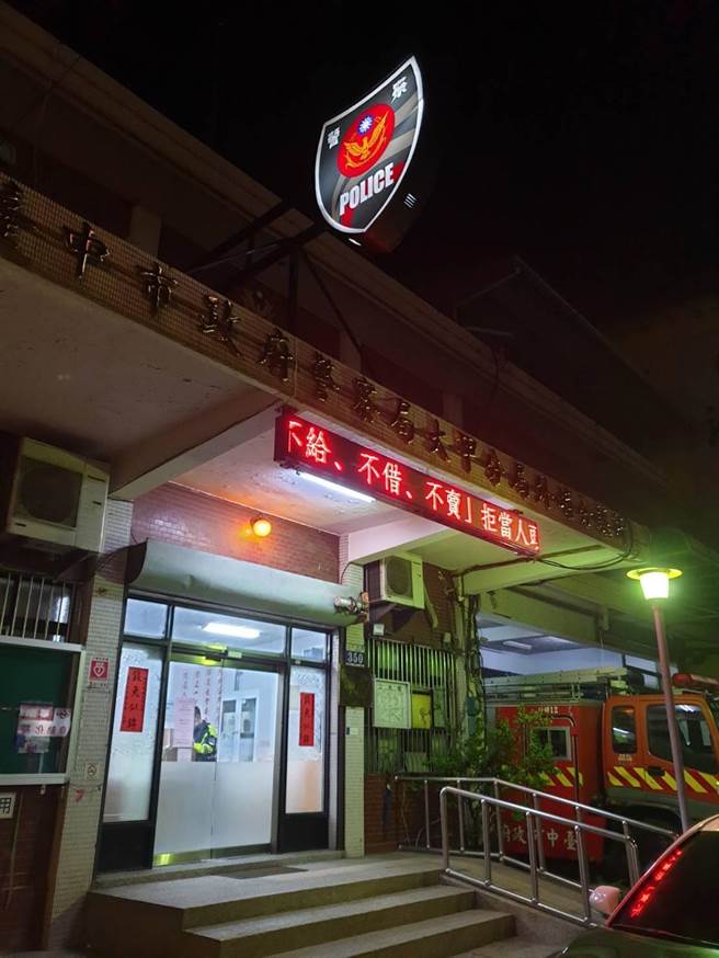 新的袖招为兼顾安全及美观，改以C型钢固定，并将其向外延伸达3公尺，使来往人车得以一目瞭然。（警方提供）