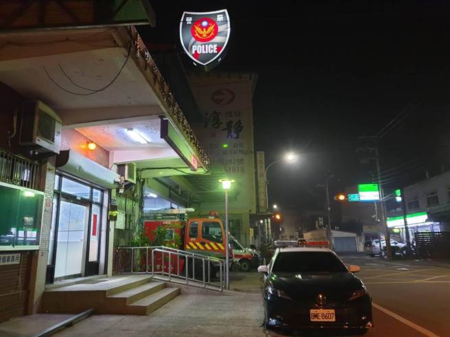 新的袖招为兼顾安全及美观，改以C型钢固定，并将其向外延伸达3公尺，使来往人车得以一目瞭然。（警方提供）