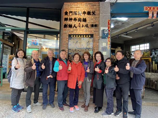 金门酒糟牛「恩主公」曾荣泰的夫人（左五）与女儿（右五）也受邀出席金城荣泰店揭牌仪式。（于家麒摄）