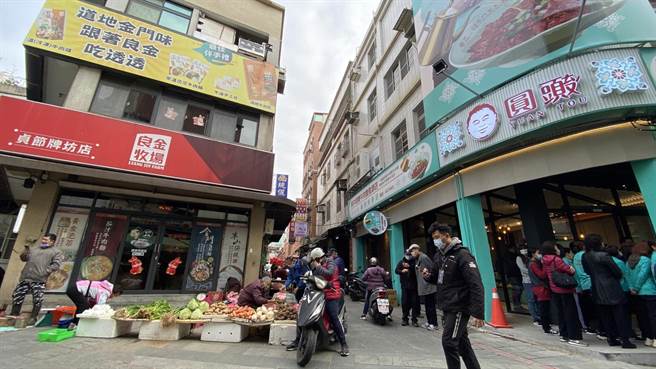 圆头金城荣泰店与良金牛肉麵店仅一步之遥，引发外界质疑「打对台」。（于家麒摄）