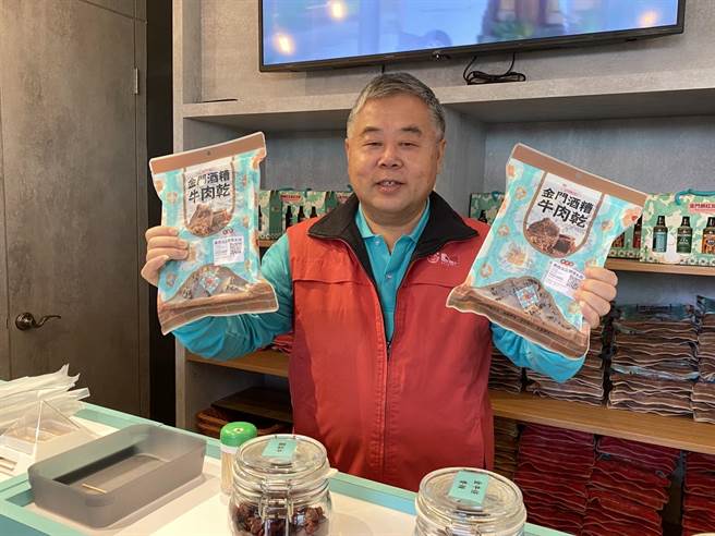 圆头农牧创办人薛承琛介绍自家产品，感谢曾荣泰的帮助才能让他有今天的成就。（于家麒摄）