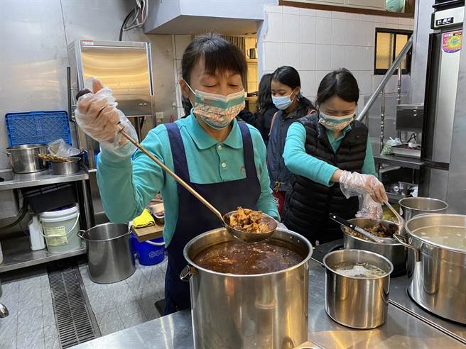 荣泰店内煮食不用瓦斯，全部用电加热，可以让店内环境比较凉爽、用餐舒服。（于家麒摄）