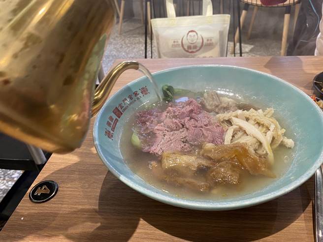 全国首创「鲜冲温体牛肉麵」是圆头招牌，荣泰店内牛杂小菜还可以吃到饱。（于家麒摄）