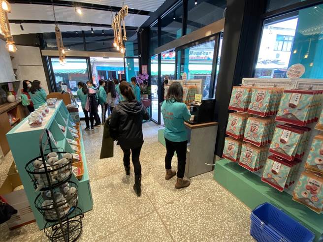 圆头荣泰店为餐饮、伴手礼复合式经营，开设于金城老街闹区服务喜爱酒糟牛的饕客。（于家麒摄）