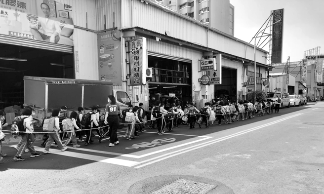 spectacle! Children from 50 countries “hand-pulled the rope” to paddle the sidewalk with their bodies to protect themselves, the heart-wrenching picture is exposed-Society-Zhongshi News