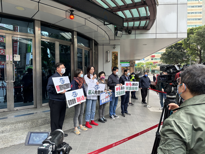 郑丽文挨告了！因检举「这事」遭媒体提告，前往中正一分局应讯。(陈鸿伟摄)