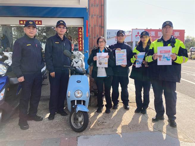 金门金湖分局长陈科宏(左二)率队至辖内微型电动二轮车出租业者，宣导新制相关法令。(图／金湖分局提供)