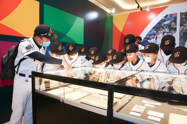 小选手观赏中华队特展，对特殊文物感到好奇。（远雄文教公益基金会提供）