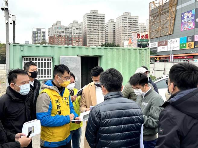 新竹市政府于2020年推出的「大湳雅公园计画」，工程至今仍无动静，且绿美化工程将改由民间建设公益回馈，议员林彦甫（左二）质疑公园是否告吹？且浪费公帑。（林彦甫提供／陈育贤新竹传真）