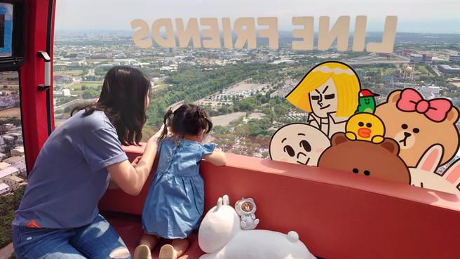 天空之梦摩天轮推出超萌的LINE FRIENDS主题车厢，连假限定每座车厢只要999元。（丽宝乐园渡假区提供）