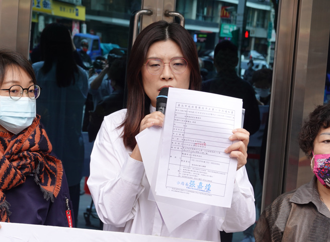 立委郑丽文（中）与同党立委18日在北市中正一分局大门口举行「三立恶人先告状」记者会。（姚志平摄）