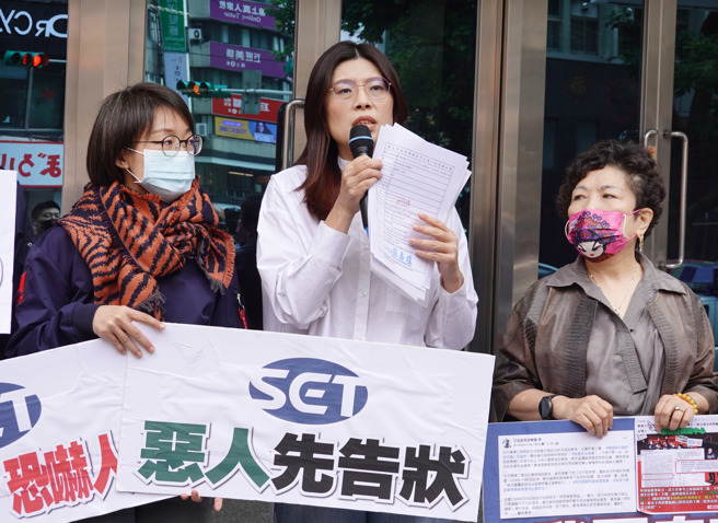 立委郑丽文（中）与同党立委18日在北市中正一分局大门口举行「三立恶人先告状」记者会。（姚志平摄）