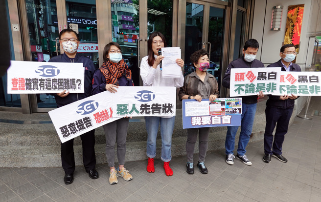 立委郑丽文（中）与同党立委18日在北市中正一分局大门口举行「三立恶人先告状」记者会。（姚志平摄）