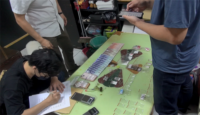 洪男夫妻涉嫌販售吸食毒品，雖住舊公寓，但出門開拉風跑車，被中市警方查獲送辦。（警方提供／陳淑芬台中傳真）★《中時新聞網》關心您：保護自己、遠離毒品！