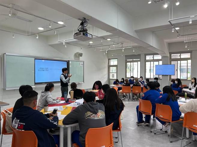 史前馆研究人员17日实际入班教授导览搞撰写原则。（国立台湾史前文化博物馆提供／蔡旻妤台东传真）