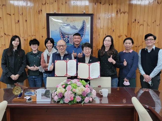 国立台湾史前文化博物馆与国立台东高商17日签署馆校合作意向书。（读者提供／蔡旻妤台东传真）