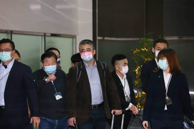 上海市台办副主任李骁东（左三）今班机提早抵达，上午10时许带团从松山机场入境。（张铠乙摄）