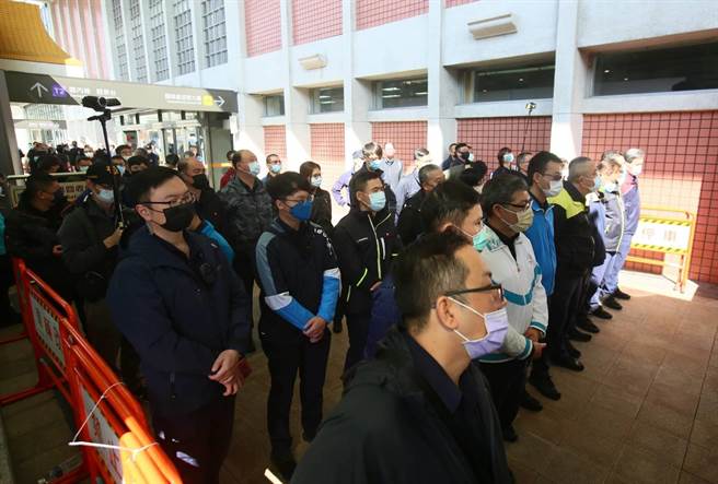 上海参访团行程昨日曝光后，统独派团体皆发声要到松山机场造势，警政署严正以待，派出航警局、保警等百名警力大阵仗到场维安。（张铠乙摄）