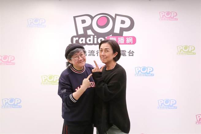 黃韻玲(右)上Toto主持的《幕前幕後偷偷看》節目。(POP Radio提供)