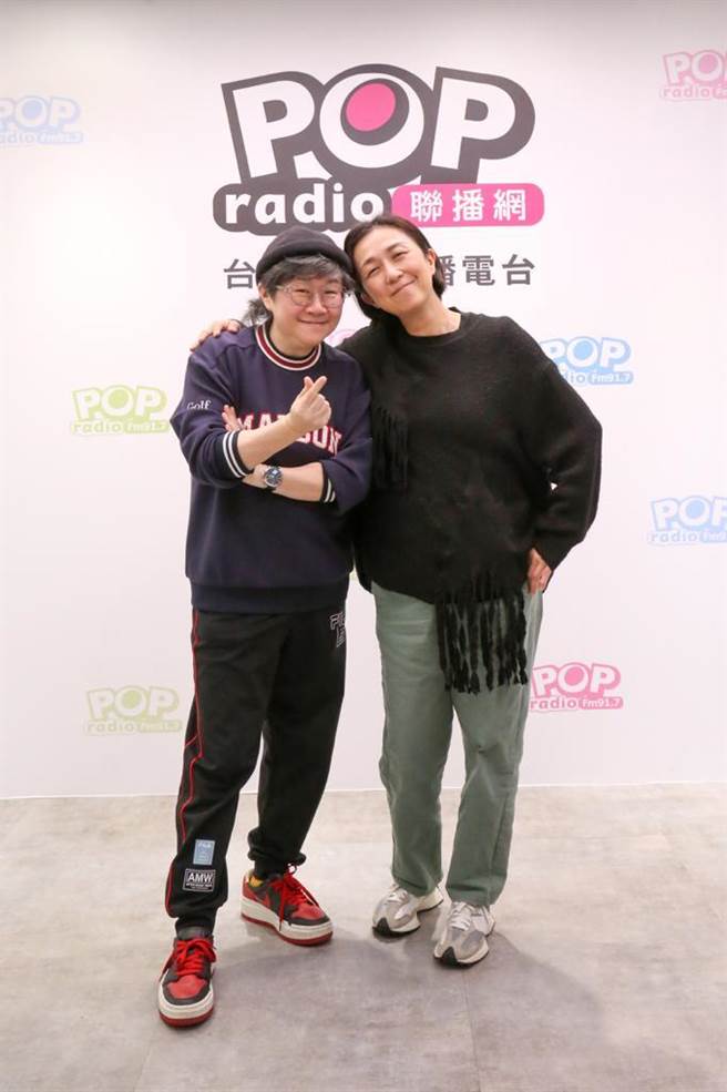 黃韻玲(右)上Toto主持的《幕前幕後偷偷看》節目。(POP Radio提供)