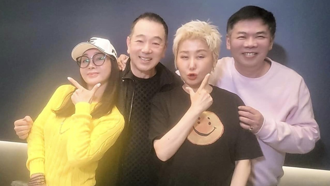 陈美凤(左起)与张晨光、蓝心湄、冯凯一同聚会。(图／翻摄自陈美凤脸书)