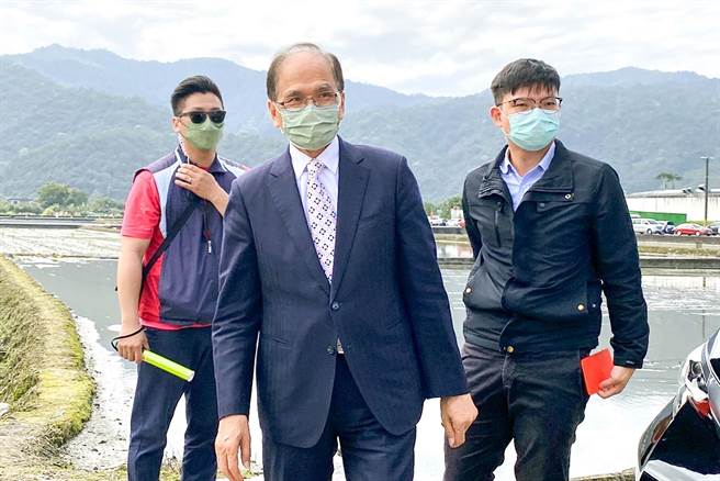 立法院长游锡堃（中）今赴宜兰，对于行政院发言人陈宗彦请辞风波，他肯定行政院长陈建仁是处理明快。（李忠一摄）