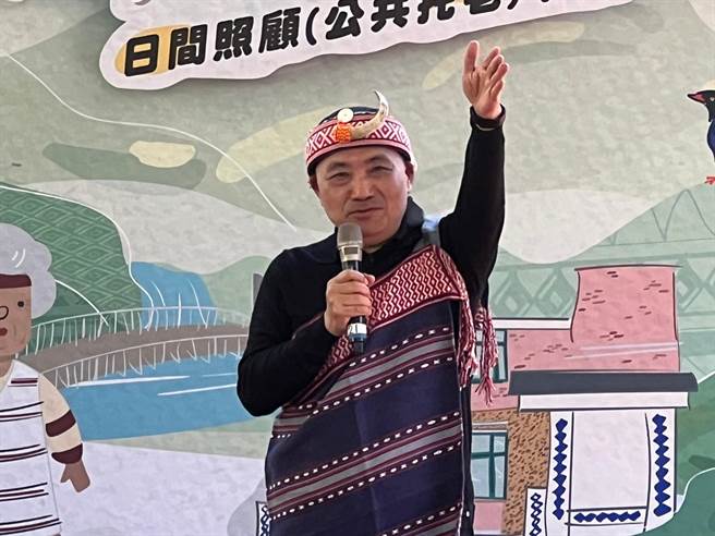 侯友宜强调公寓人员要守法、守分、守纪。（王扬杰摄）