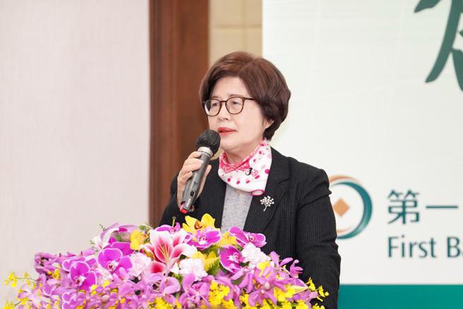 （第一银行举办「2023年全球经理人会议」，董事长邱月琴勉励海内外经理人，并凝聚「稳健开创．永续第e」的策略共识。 图／第一银行提供） 